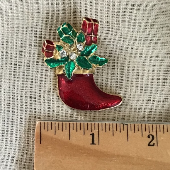 Vintage Enamel Holiday Pin Christmas Poinsettia Stocking Brooch Gold Tone & Red - Picture 7 of 9